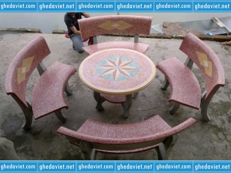 Bộ bàn ghế đá tròn in hoa văn trống đồng 4 ghế GDM-09